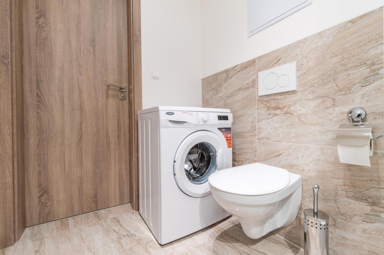 Brand New Studio Apartment #21 With Free Secure Parking In The Center Prag Exteriör bild