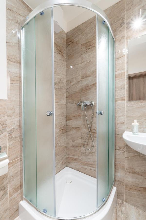 Brand New Studio Apartment #21 With Free Secure Parking In The Center Prag Exteriör bild